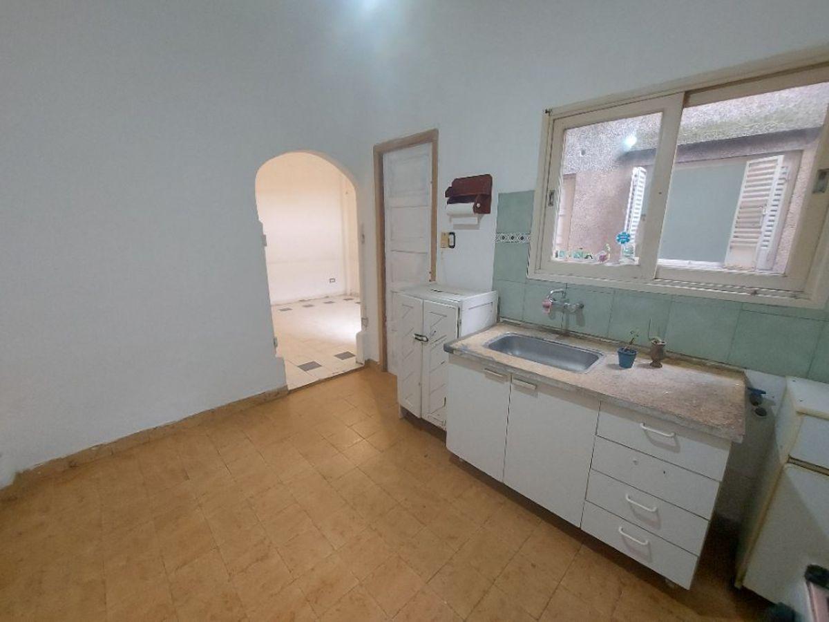 Foto de DEPTO TIPO CASA INTERNO 2 AMBIENTES CON PATIO EN EXCELENTE UBICACIÓN, imagen 2