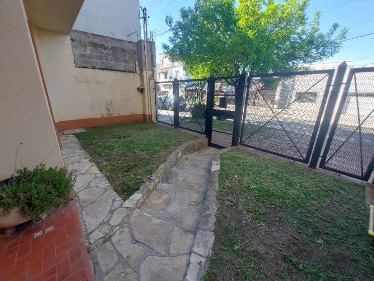 Foto de DEPTO TIPO CASA AL FRENTE 3 AMBIENTES CON JARDIN Y PATIO, imagen 2