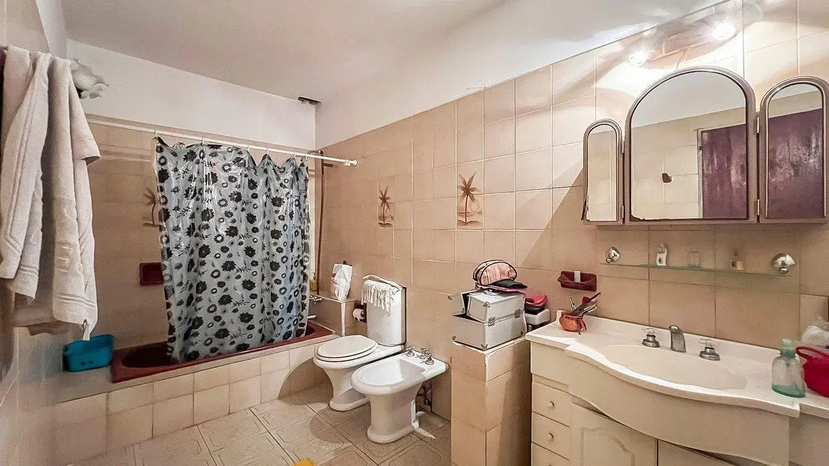 VENTA CASA 3 DORMITORIOS Y PATIO BARRIO LAS HERAS 4