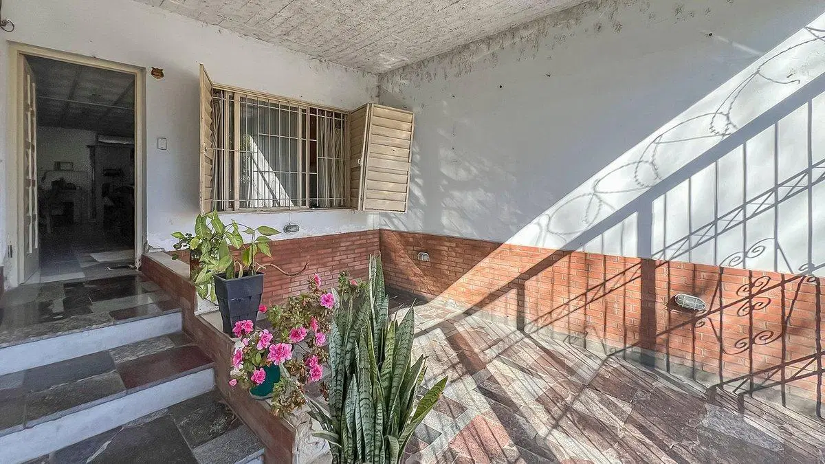 VENTA CASA 3 DORMITORIOS Y PATIO BARRIO LAS HERAS 3