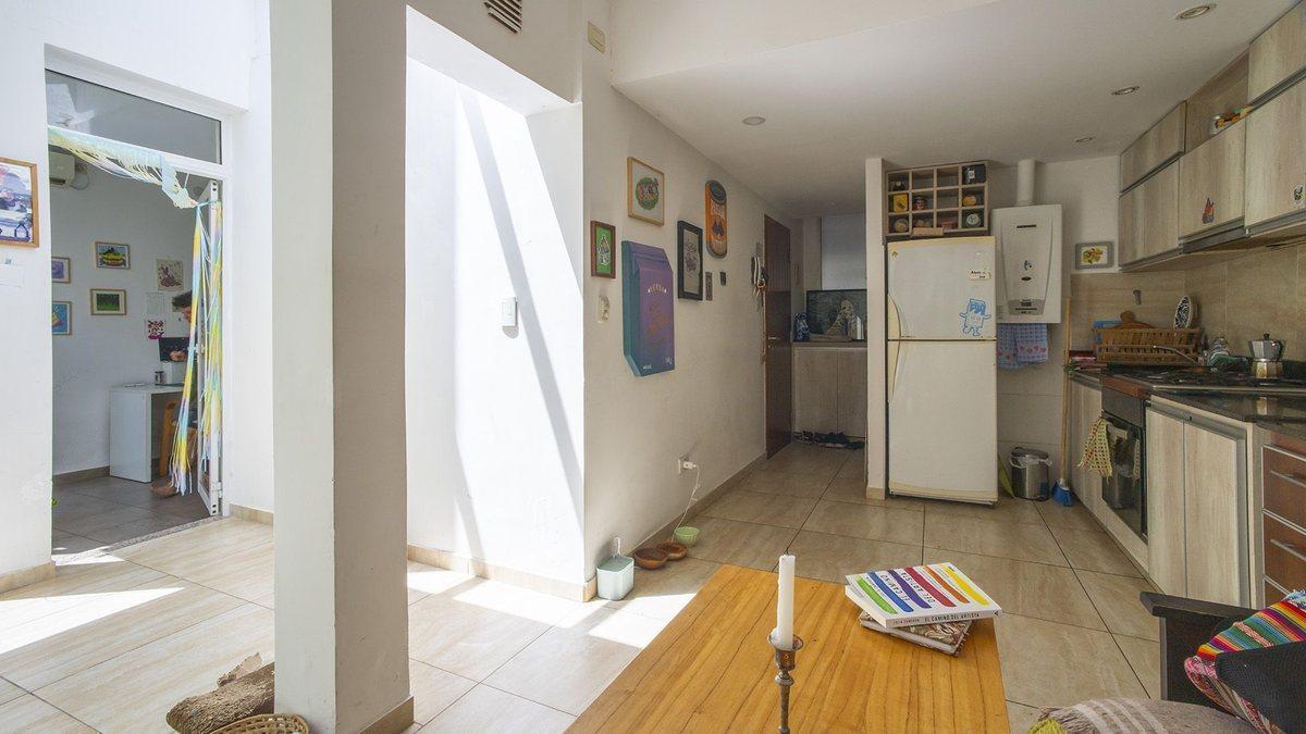 Foto de DEPTO PB DE DOS DORMITORIOS CON COCHERA EN VENTA, imagen 2