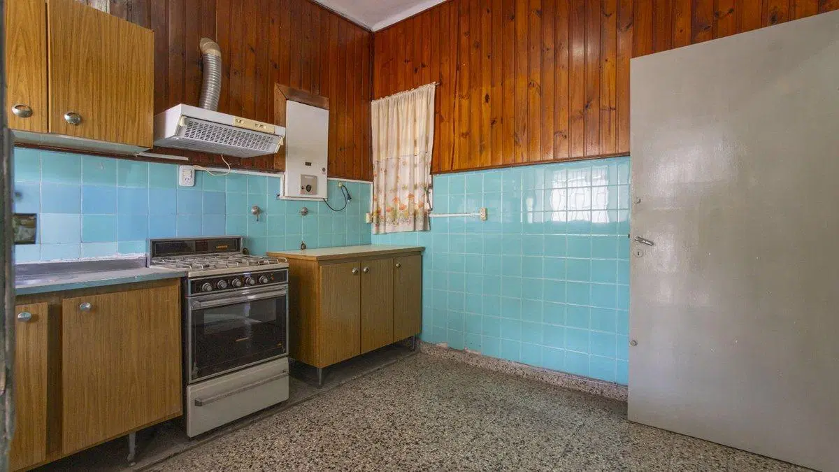 CASA DE TRES DORMITORIOS, PATIO Y COCHERA 2