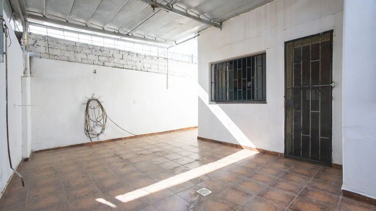 CASA DE TRES DORMITORIOS, PATIO Y COCHERA 4