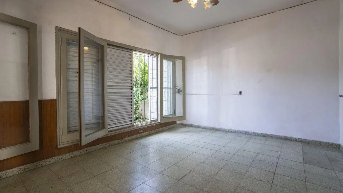CASA DE TRES DORMITORIOS, PATIO Y COCHERA 5