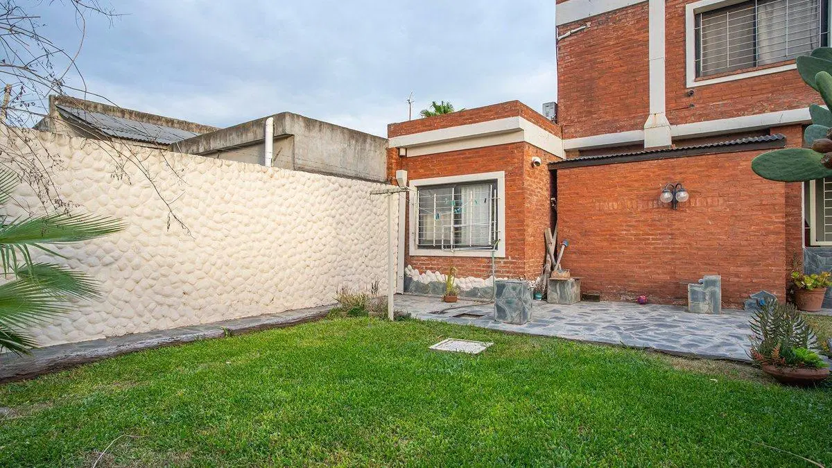 VENTA-PERMUTA-CASA 3 DORM-COCHERA-JARDIN-PILETA 5