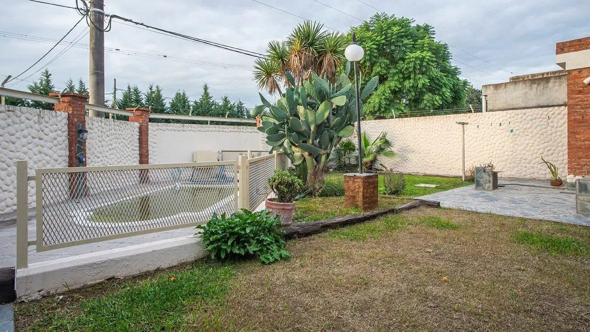 VENTA-PERMUTA-CASA 3 DORM-COCHERA-JARDIN-PILETA 4