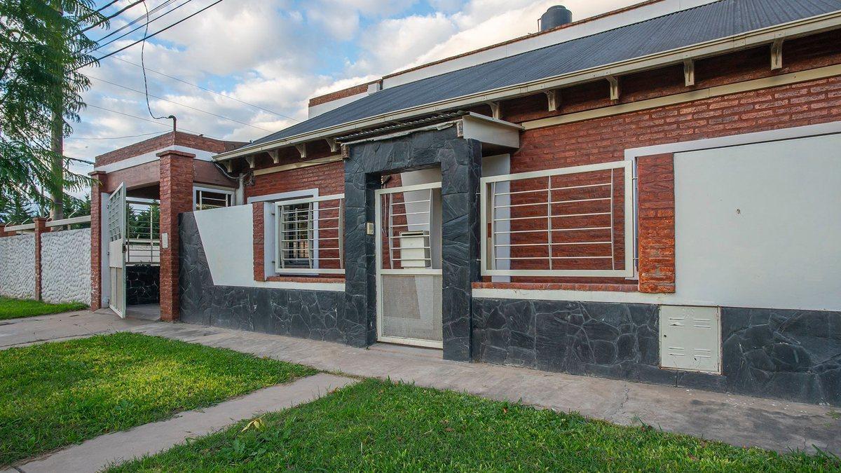 VENTA-PERMUTA-CASA 3 DORM-COCHERA-JARDIN-PILETA
