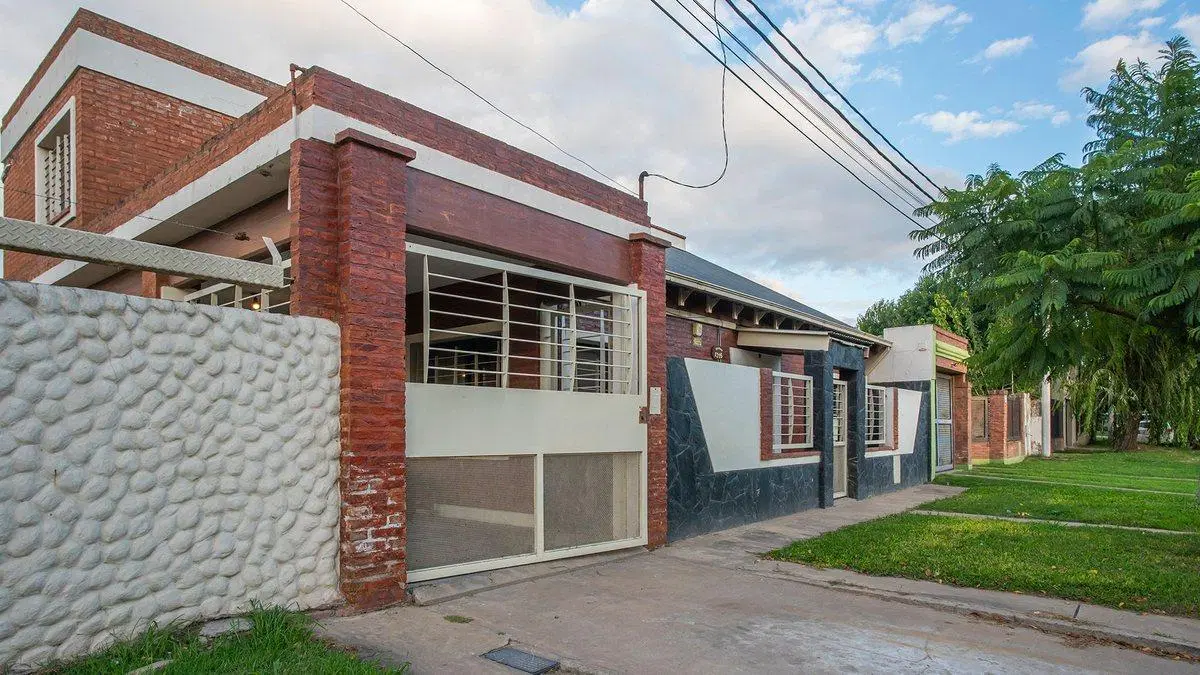 VENTA-PERMUTA-CASA 3 DORM-COCHERA-JARDIN-PILETA 3