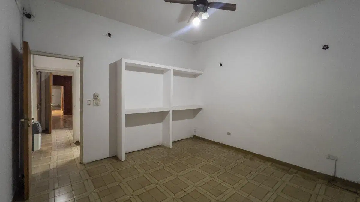 VENTA DE CASA 4 DORMITORIOS 354M2 DE TERRENO 5