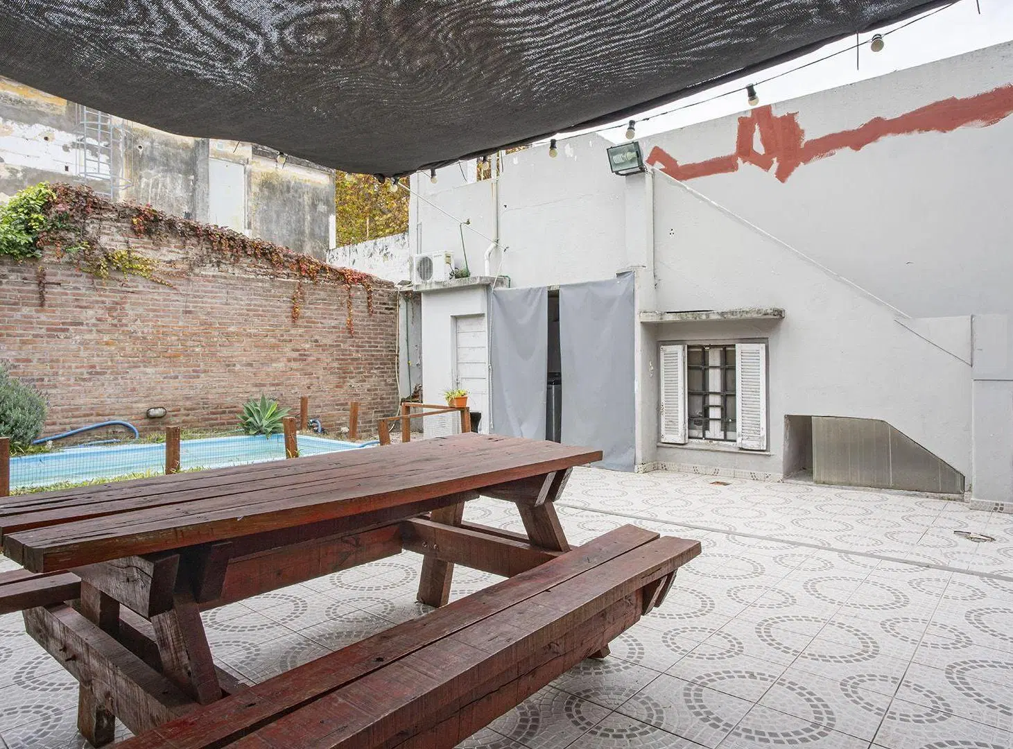 venta casa de pasillo 2 dormitorios con pileta 3