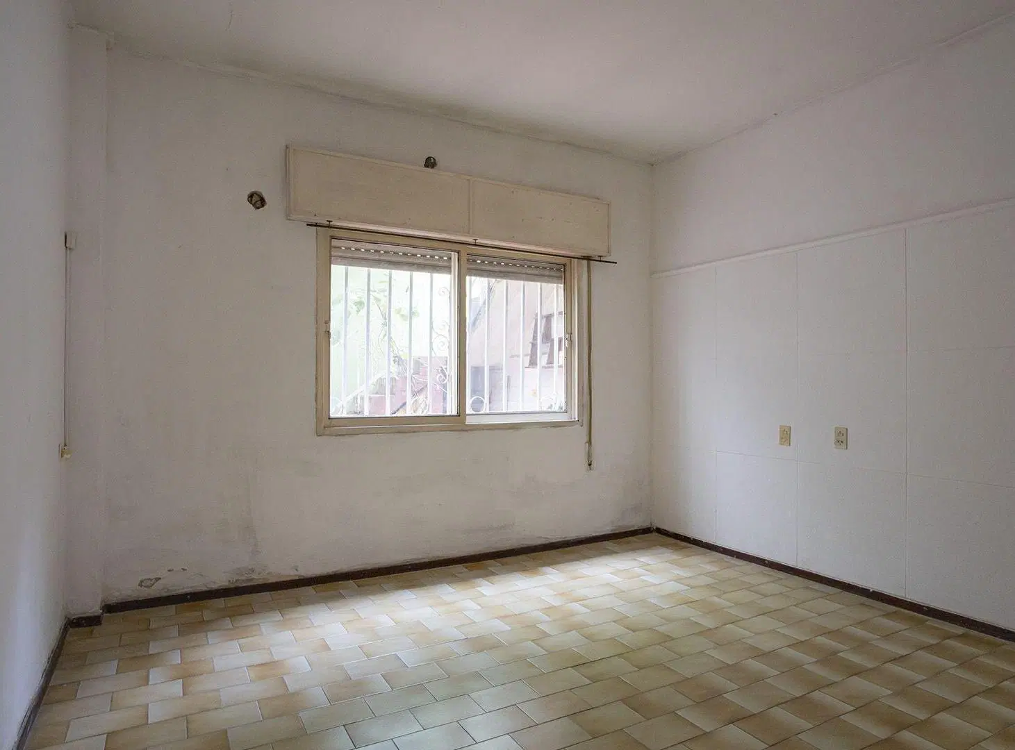 VENTA CASA DE DOS DORMITORIOS EN ESQUINA 8