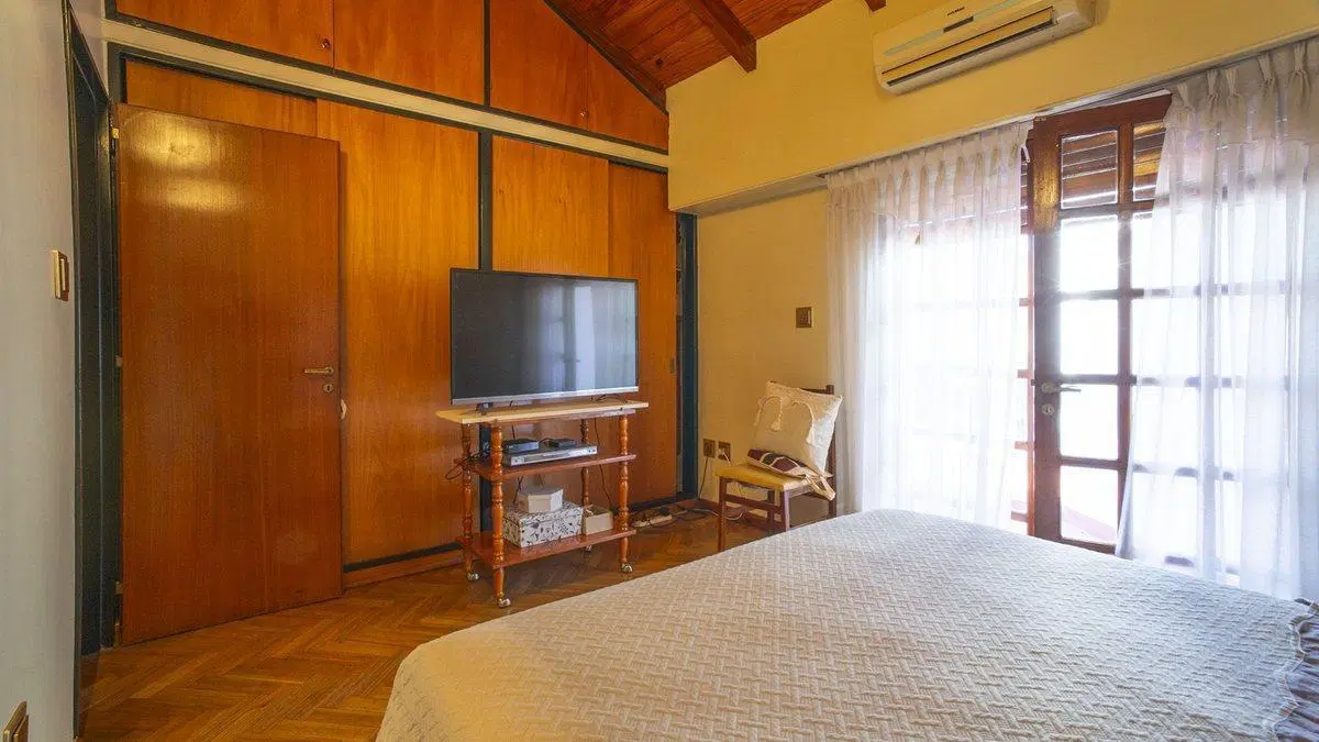 VENTA/PERMUTA CASA 3 DORMITORIOS-PISCINA-COCHERA 3