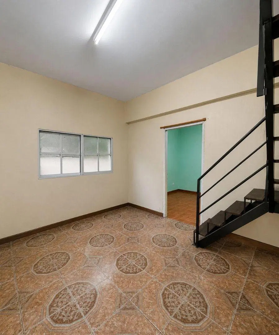 Casa con 2 Locales Comerciales + Monoambiente 2