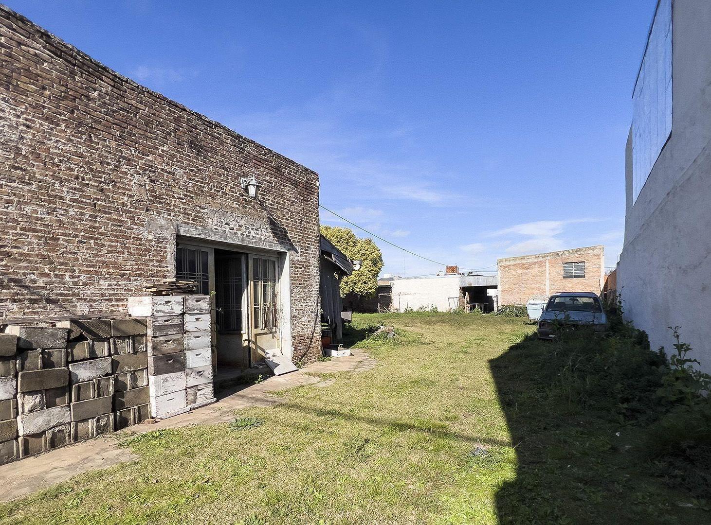 Lote con local a reciclar en Zavalla
