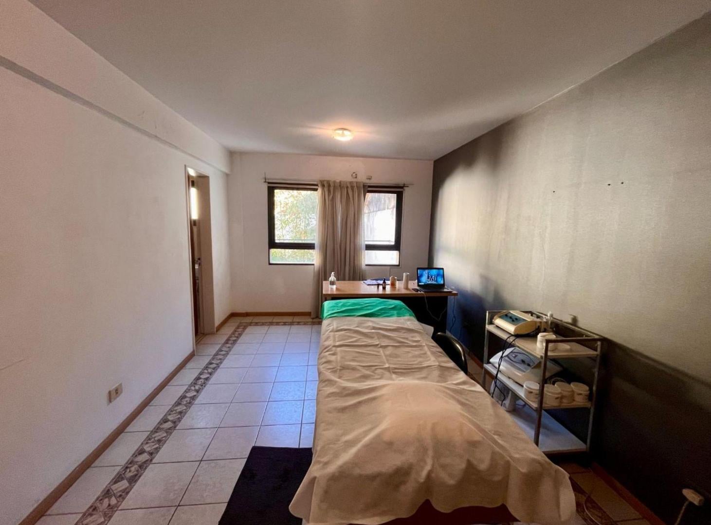 Consultorio en venta con recepción y SUM