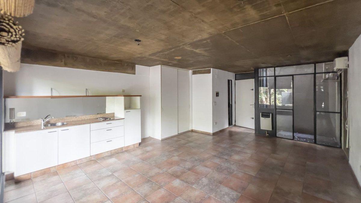 AMPLIO MONOAMBIENTE EN VENTA 49M2 TOTALES. BALCON