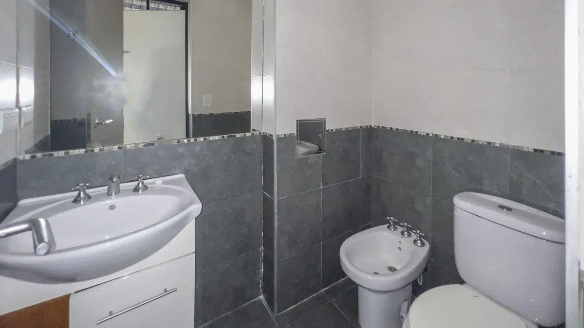 AMPLIO MONOAMBIENTE EN VENTA 49M2 TOTALES. BALCON 5