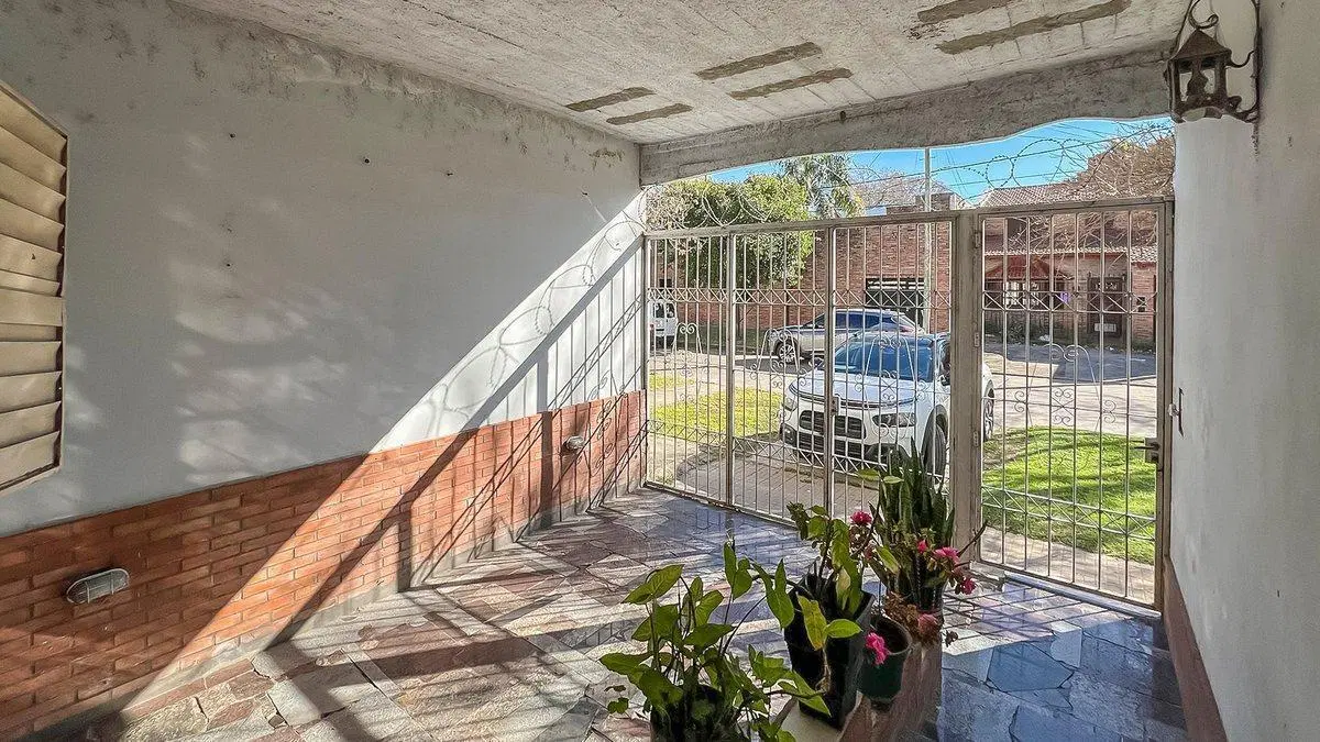 VENTA CASA 3 DORMITORIOS Y PATIO BARRIO LAS HERAS 5