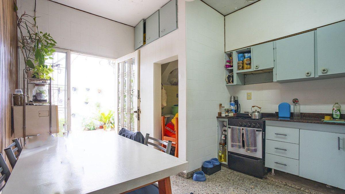 Foto de CASA DE UN DORMITORIOS, COMODIN Y COCHERA, imagen 2