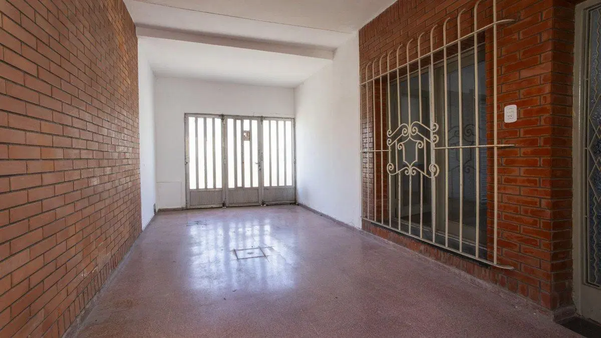 CASA DE TRES DORMITORIOS, PATIO Y COCHERA 3