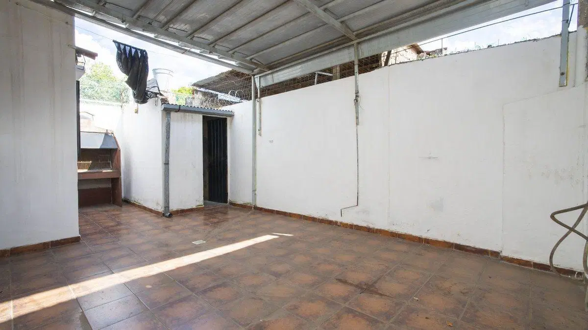 CASA DE TRES DORMITORIOS, PATIO Y COCHERA 2