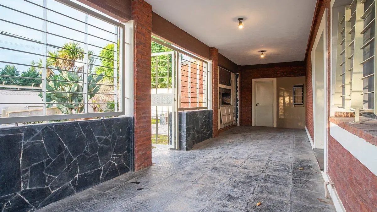 VENTA-PERMUTA-CASA 3 DORM-COCHERA-JARDIN-PILETA 5