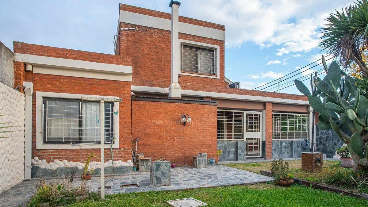 VENTA-PERMUTA-CASA 3 DORM-COCHERA-JARDIN-PILETA 3