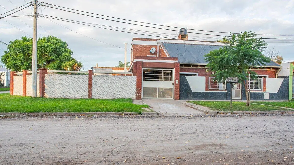 VENTA-PERMUTA-CASA 3 DORM-COCHERA-JARDIN-PILETA 2