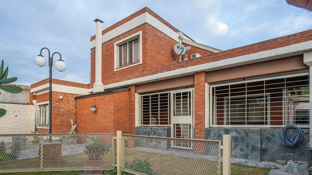 VENTA-PERMUTA-CASA 3 DORM-COCHERA-JARDIN-PILETA 8