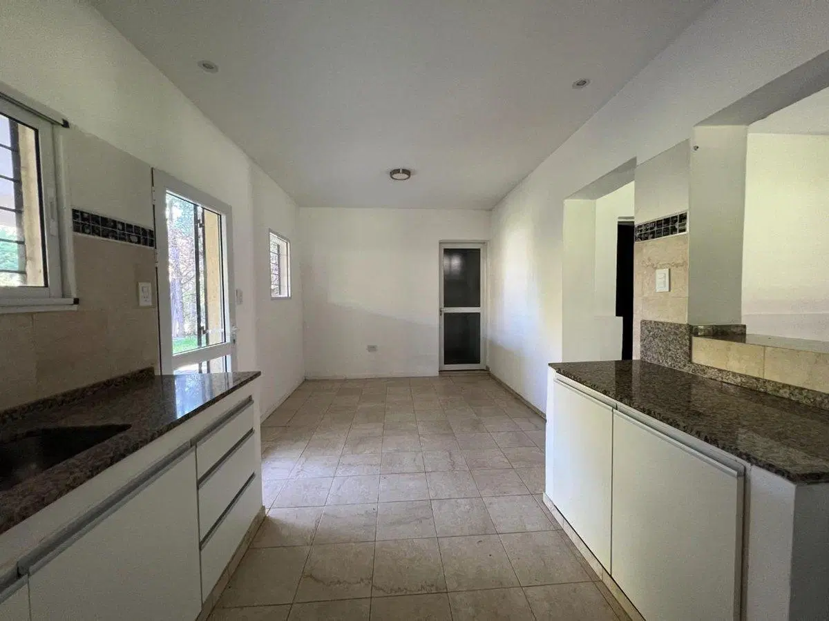VENTA CASA 3 DORMIT CON PARQUE, PILETA Y PARRILLA 2