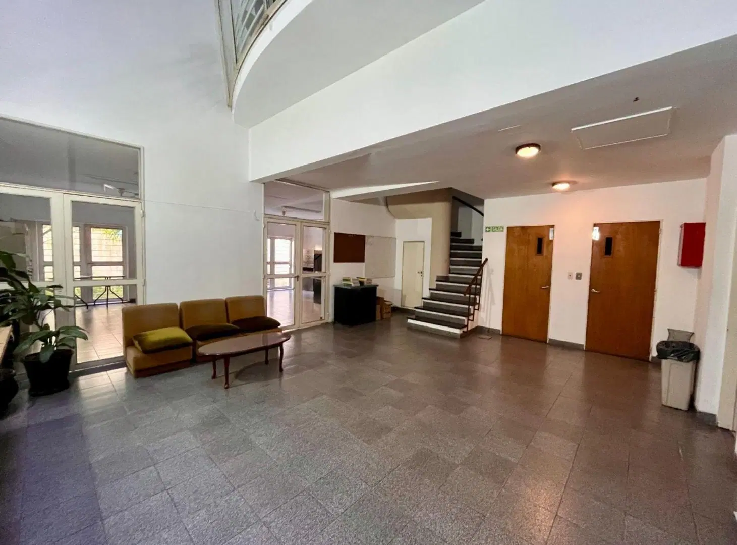 Consultorio en venta con recepción y SUM 4