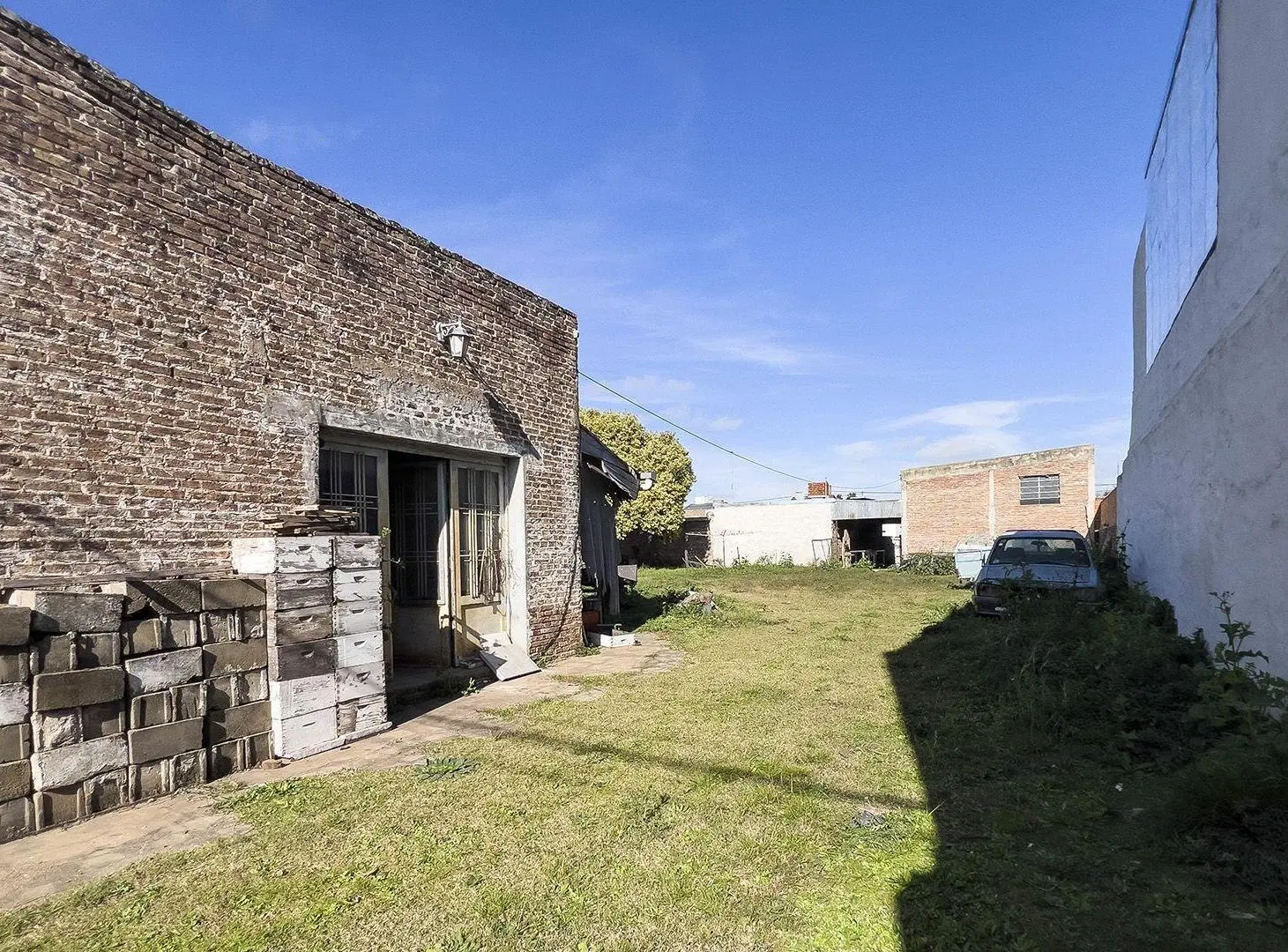 Lote con local a reciclar en Zavalla 1