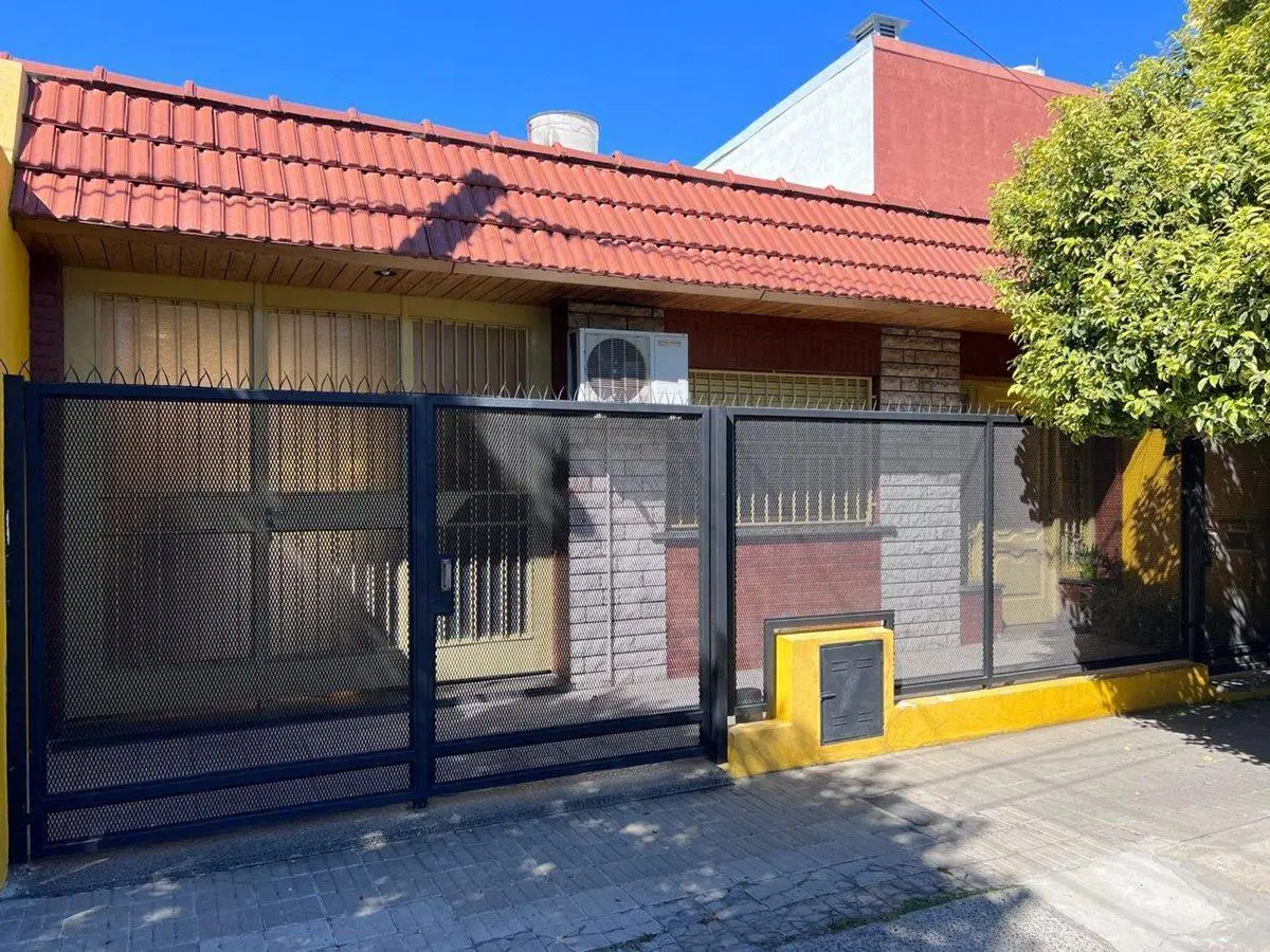 Casa en venta de 2 dormitorios con cochera y patio 1