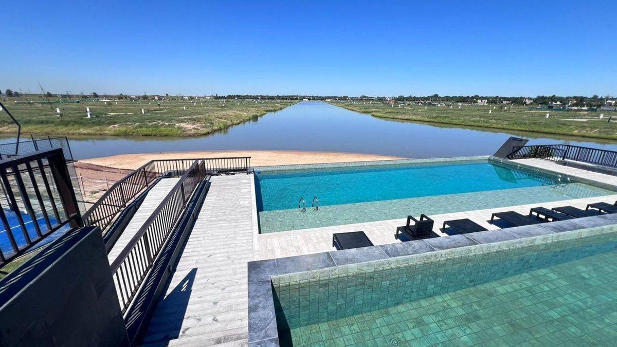 Foto de Venta lote Funes Lakes canal central y otros, imagen 2