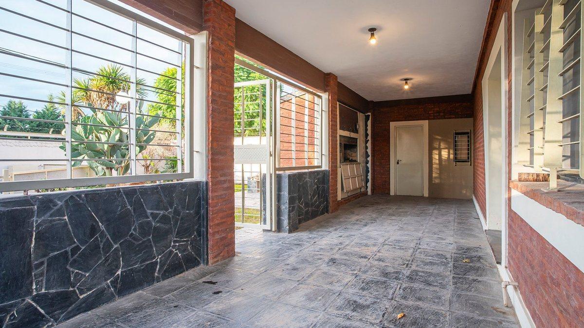 Foto de VENTA-PERMUTA-CASA 3 DORM-COCHERA-JARDIN-PILETA, imagen 3