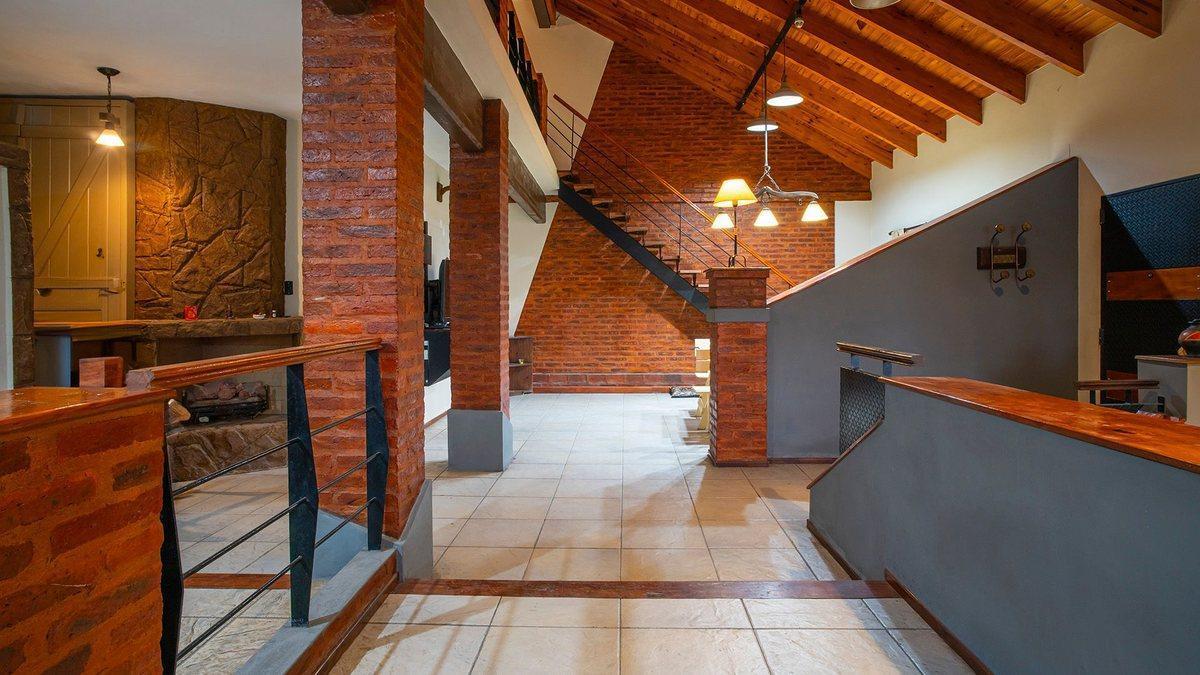 Foto de VENTA-PERMUTA-CASA 3 DORM-COCHERA-JARDIN-PILETA, imagen 1