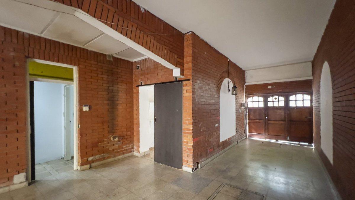 Foto de VENTA DE CASA 4 DORMITORIOS CON PILETA Y QUINCHO, imagen 4