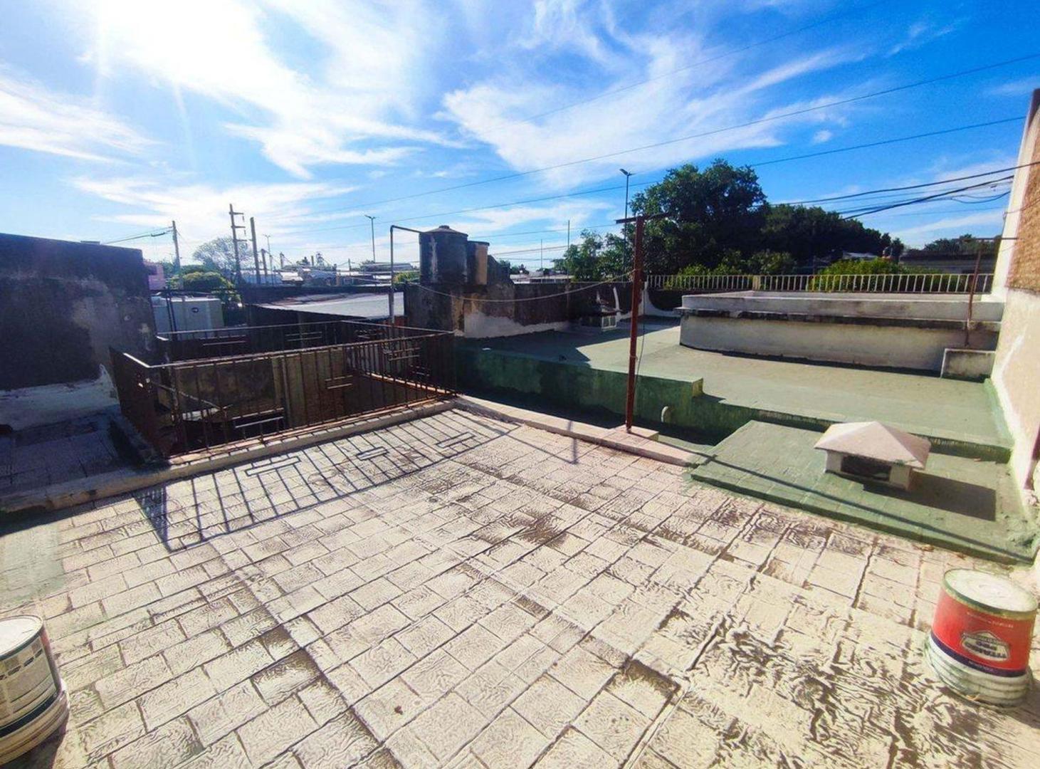 Foto de GALPON Y CASA EN VENTA SOBRE AVENIDA URIBURU 556M2, imagen 2