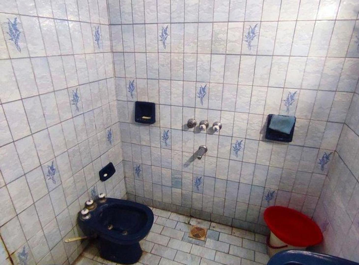Foto de GALPON Y CASA EN VENTA SOBRE AVENIDA URIBURU 556M2, imagen 3