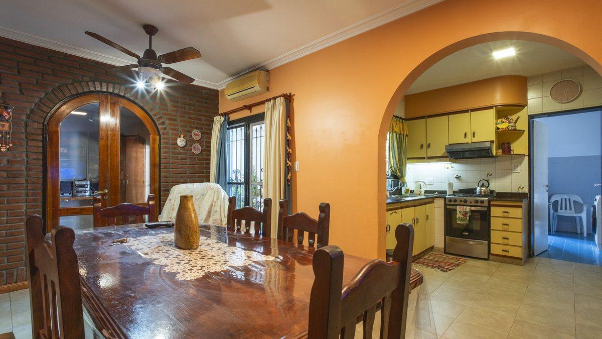 Foto de VENTA/PERMUTA CASA 3 DORMITORIOS-PISCINA-COCHERA, imagen 3