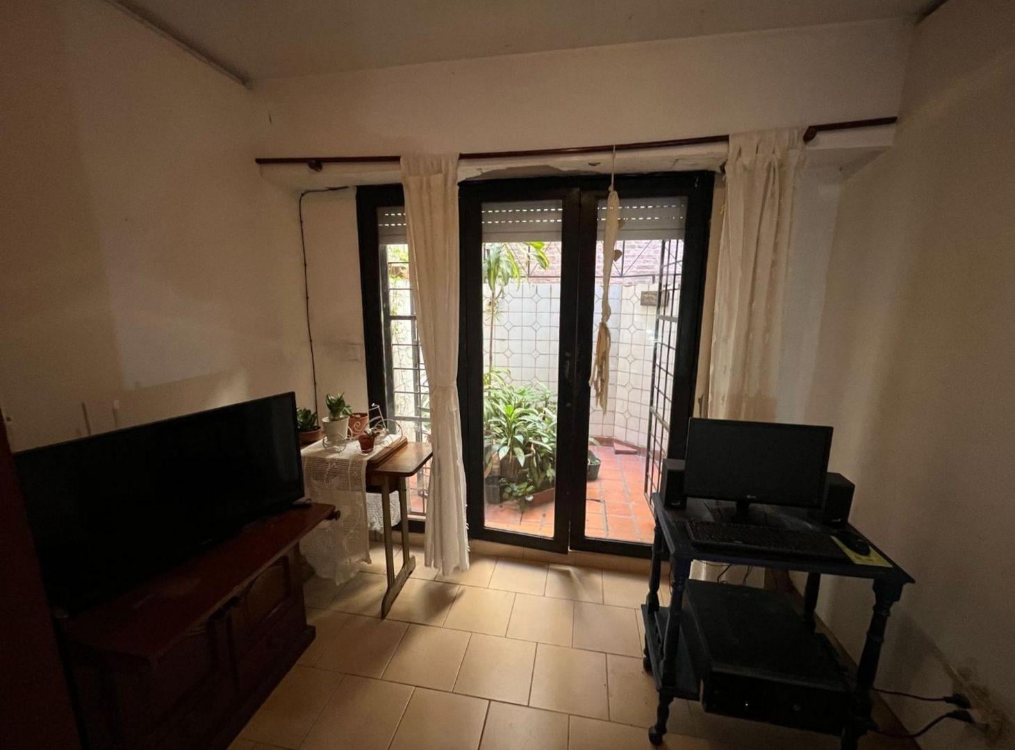 Foto de Depto Monoambiente con patio a reciclar, Pichincha, imagen 2