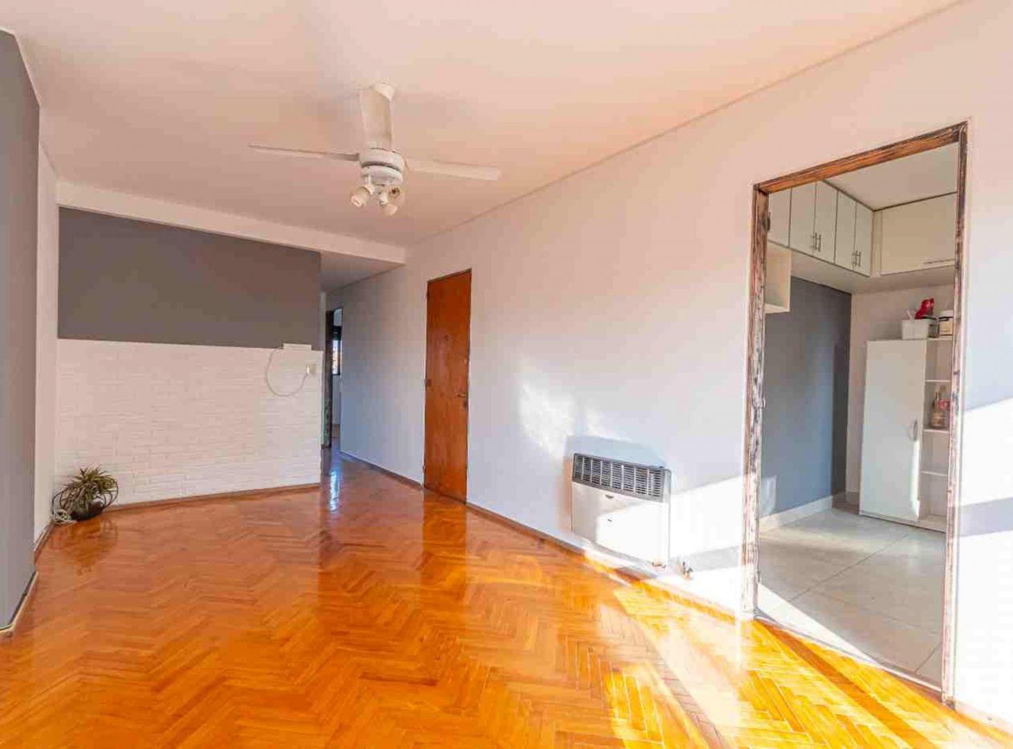 Foto de VENTA DEPARTAMENTO 2 DORM. CON COCHERA, imagen 2