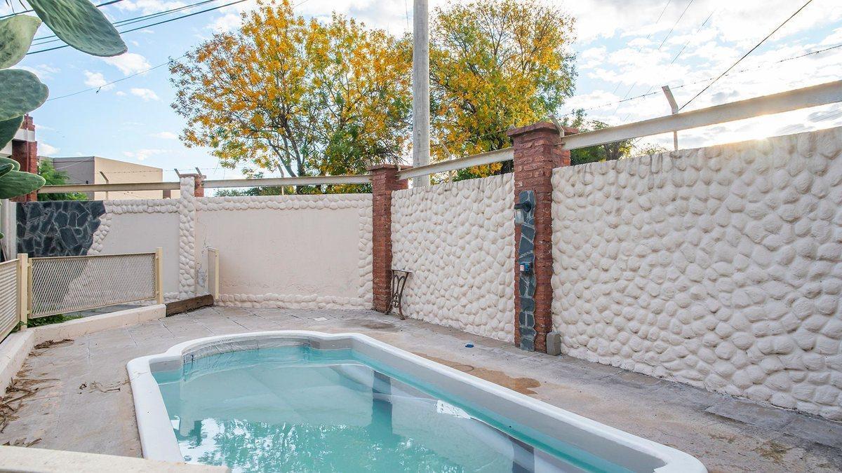 Foto de VENTA-PERMUTA-CASA 3 DORM-COCHERA-JARDIN-PILETA, imagen 4