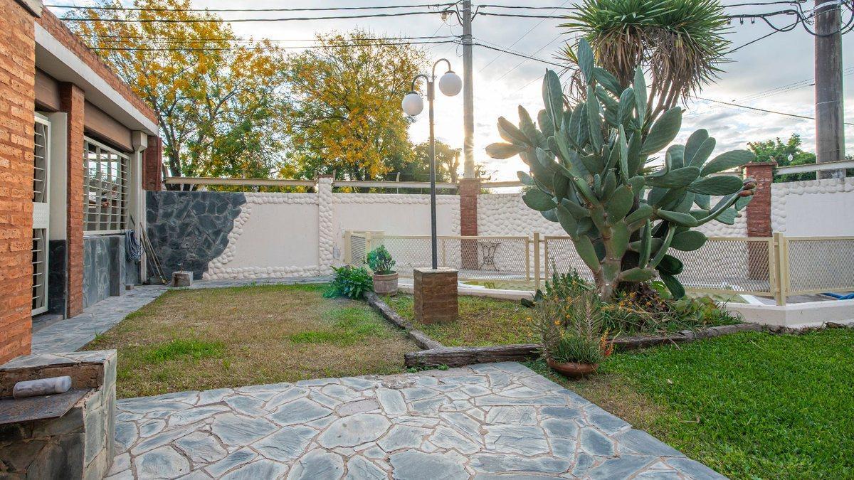 Foto de VENTA-PERMUTA-CASA 3 DORM-COCHERA-JARDIN-PILETA, imagen 5