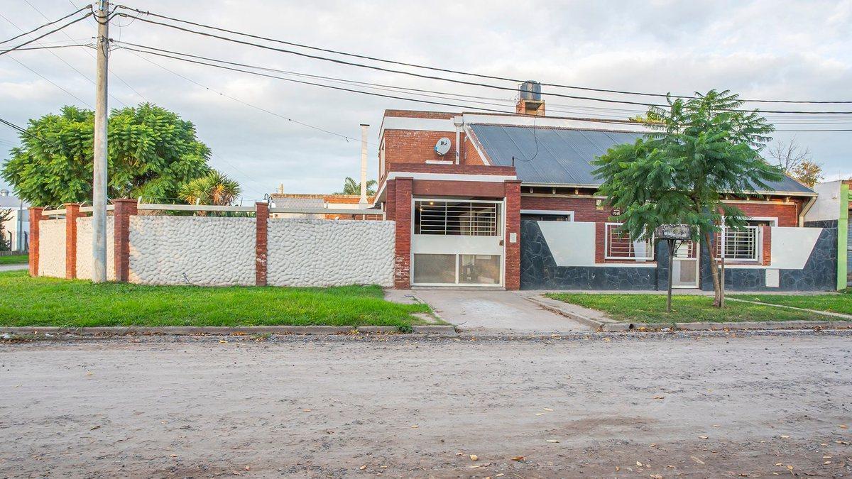 Foto de VENTA-PERMUTA-CASA 3 DORM-COCHERA-JARDIN-PILETA, imagen 2
