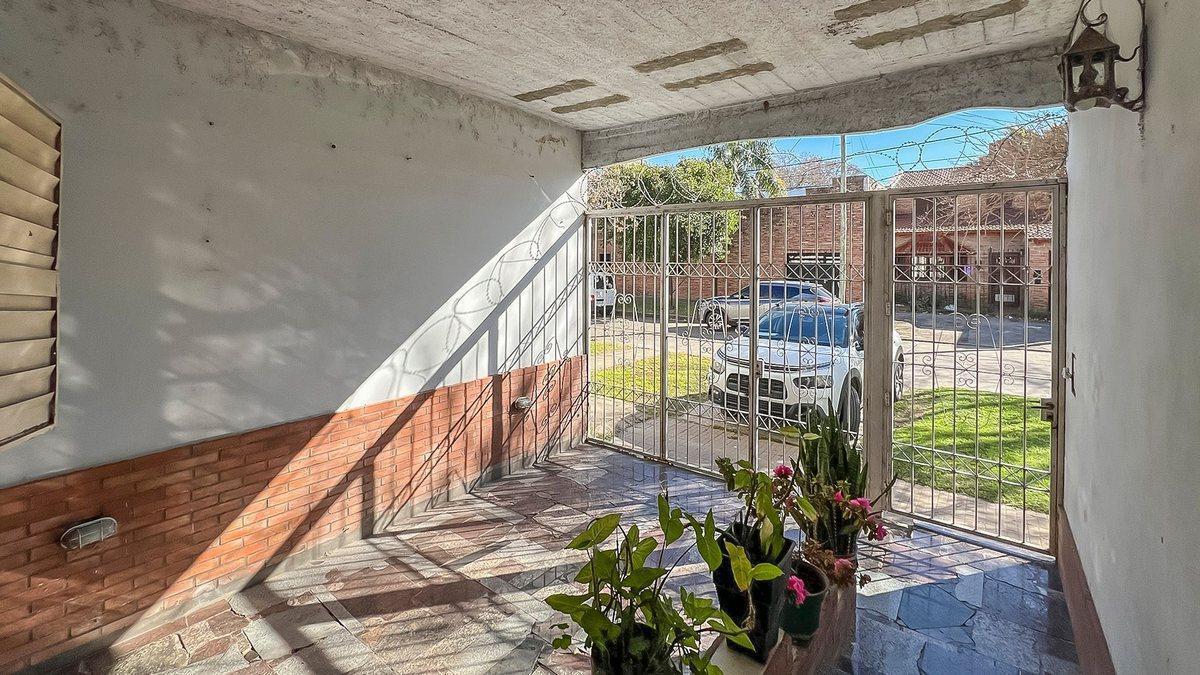Foto de VENTA CASA 3 DORMITORIOS Y PATIO BARRIO LAS HERAS, imagen 3