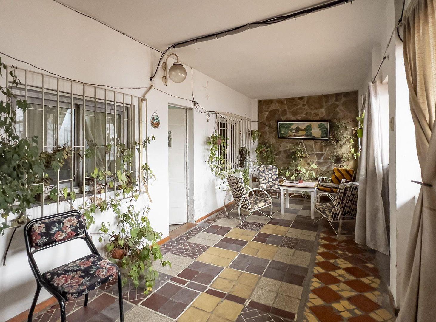 Foto de CASA EN VENTA CON 2 DORMITORIOS Y GRAN PATIO, imagen 2