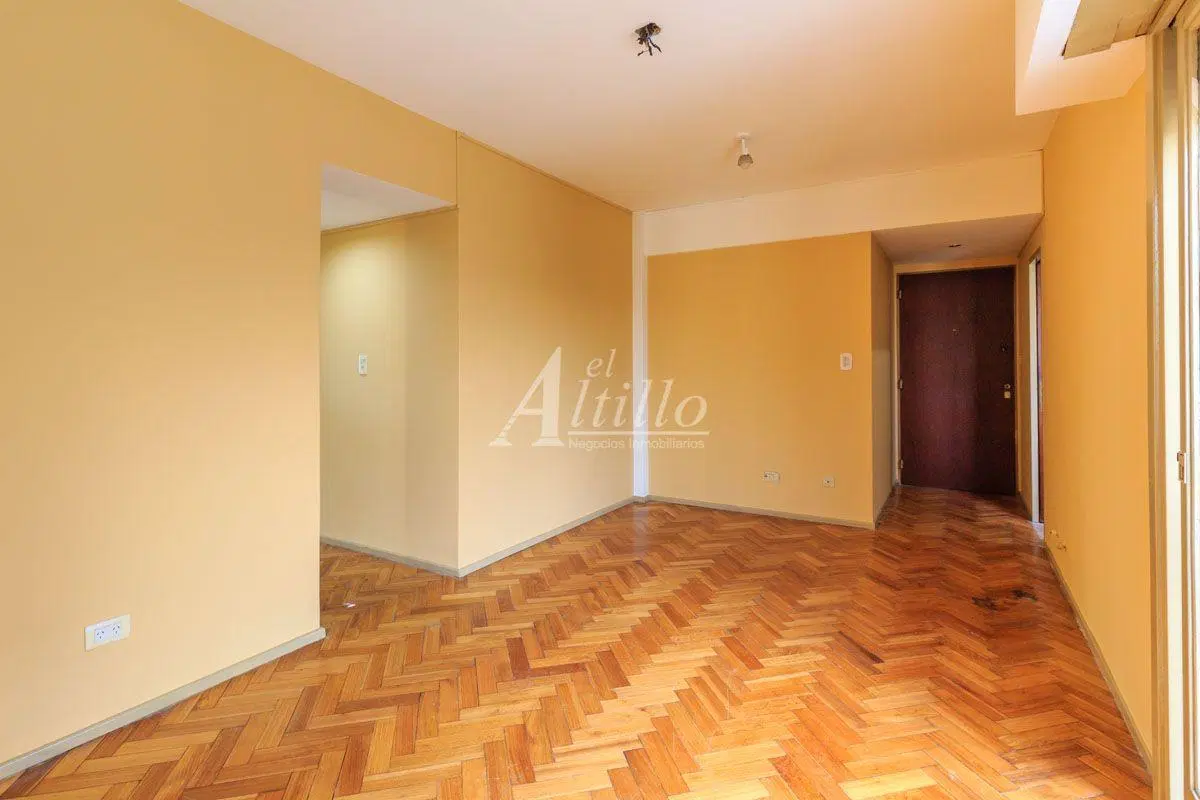 Venta depto amplio 2 amb sobre Av. Alberdi 2