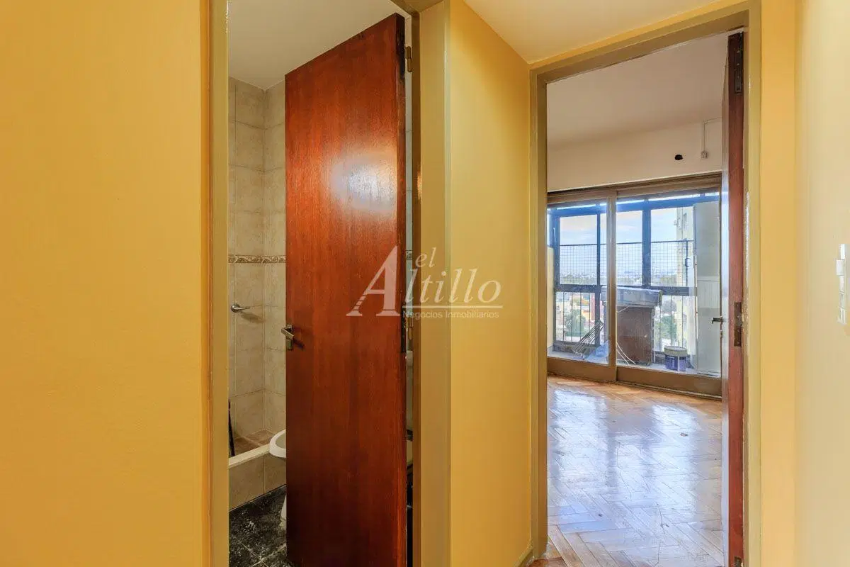 Venta depto amplio 2 amb sobre Av. Alberdi 4