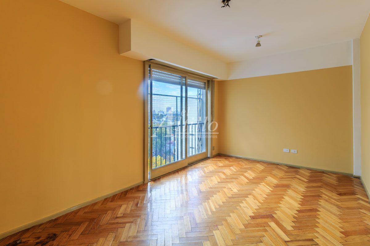 Venta depto amplio 2 amb sobre Av. Alberdi